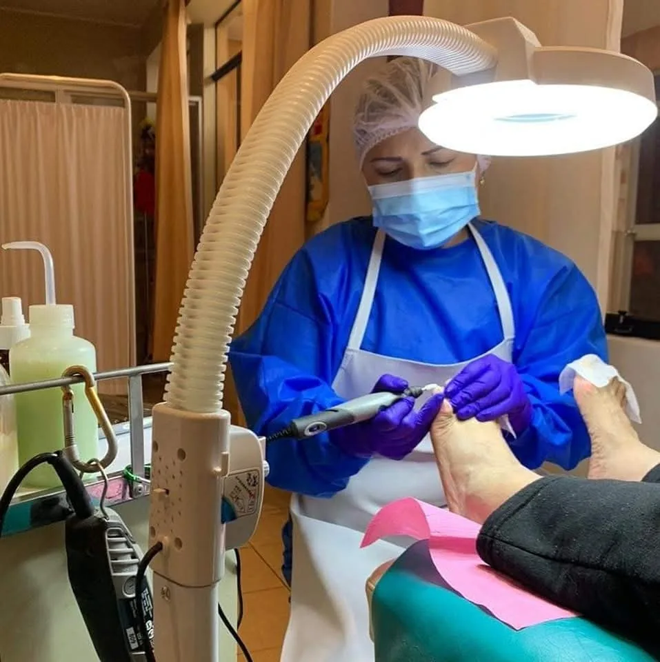 Cynthia Muñoz eliminando callos y piel endurecida