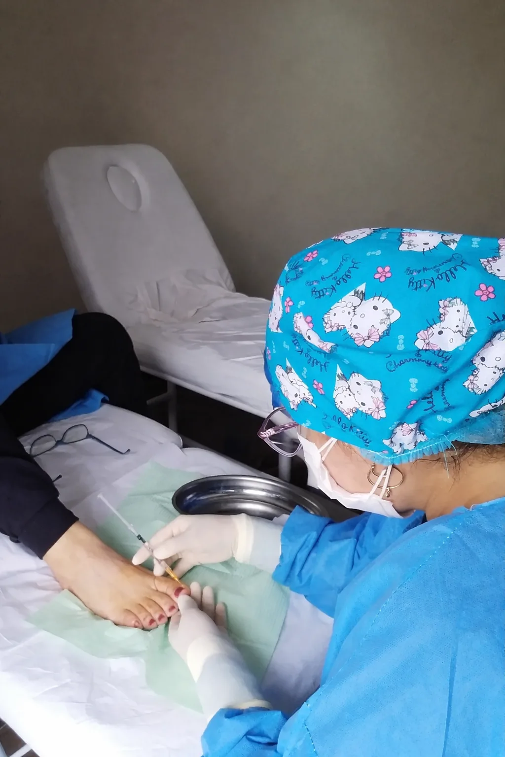 Cynthia Muñoz tratando uñas encarnadas